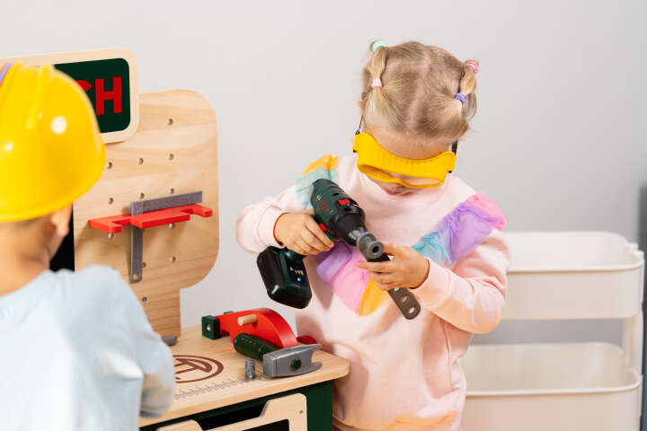 klein BOSCH Kinder-Holzwerkbank